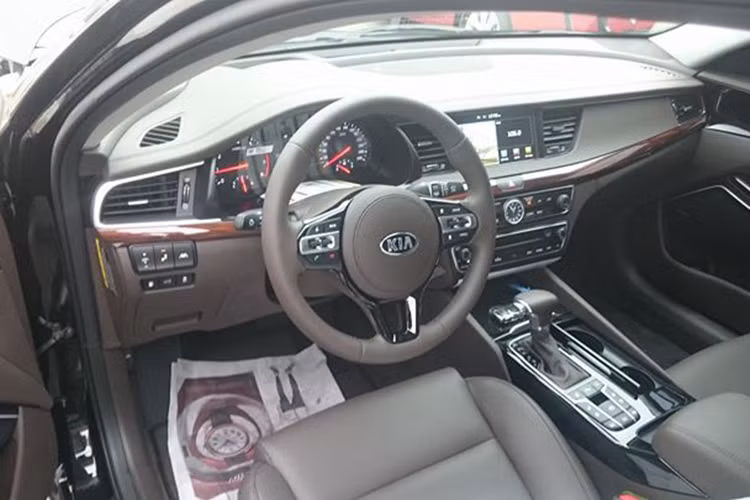 Bên trong nội thất, mẫu xe Kia K7 thế hệ mới gây ấn tượng ngay từ cái nhìn đầu tiên bởi bảng táp-lô đơn giản nhưng thoáng, rộng. Chiếc xe còn có một màn hình hệ thống thông tin giải trí lớn, hệ thống âm thanh Krell, vô-lăng 3 chấu đa chức năng và bệ tì tay bọc da.