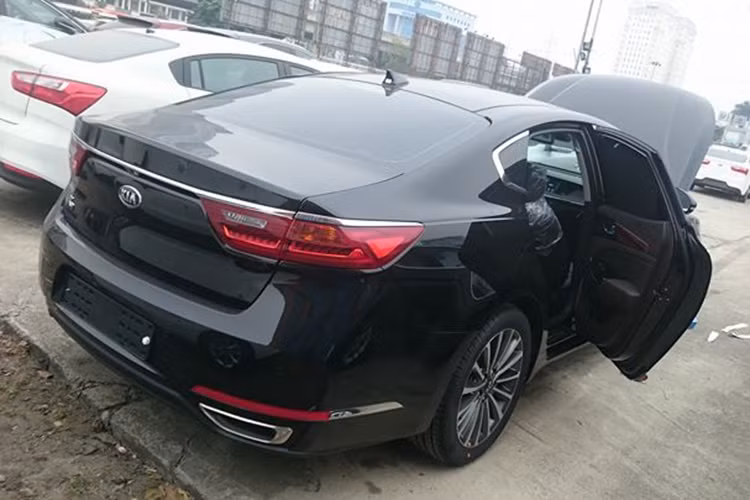 Về kích thước, K7 thế hệ mới cũng lớn hơn khá nhiều so với thế hệ cũ, đạt chiều dài 4,97 m, rộng 1,87 m và cao 1,46 m. Chiếc xe sẽ có trọng lượng dao động từ 1565 tới 1670 kg. Phần đuôi của xe được áp dụng phong cách thiết kế với đèn hậu có dải LED hình chữ Z, nhưng đơn giản hơn với nẹp chrome chạy nối liền giữa hai đèn hậu.