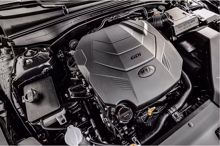 Tính năng an toàn mới bao gồm, hệ thống kiểm soát hành trình thích nghi với chức năng tự động ngắt/khởi động động cơ khi dừng xe, cảnh báo va chạm, tự động phanh khẩn cấp, hệ thống cảnh báo điểm mù thông minh và tự điều chỉnh lực phanh ở từng bánh xe khi vào cua. Hệ thống giảm xóc có tên Hidraulic Rebound Stopper nhằm mang đến cho người cầm vô-lăng cảm giác êm ái, thoải mái hơn...