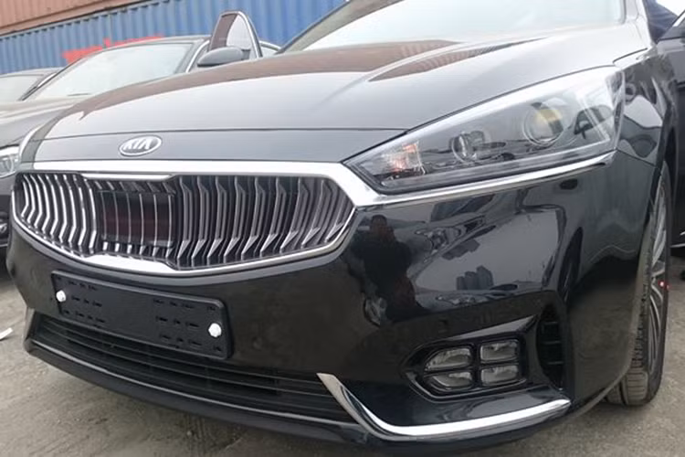 Ngay từ cái nhìn đầu tiên, Kia K7 (hay còn gọi là Cadenza tại một số thị trường) đã gây ấn tượng mạnh bởi ngoại hình mới rất sang trọng và hiện đại, với các điểm nhấn như lưới tản nhiệt "mũi hổ" nan dọc mạ chrome, các đèn pha với dải LED hình chữ Z hay đèn sương mù 4 bóng LED.