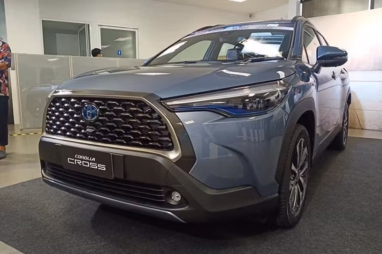 Sau gần 1 tuần được ra mắt tại Thái Lan, mẫu xe SUV hoàn toàn mới mang tên gọi Toyota Corolla Cross 2020 mới dự tính sẽ được đem về thị trường Việt Nam và ra mắt trong khoảng trung tuần tháng 8/2020 tới.