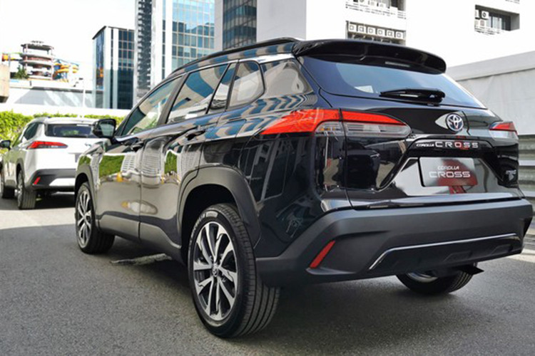 Tương tự, 2 phiên bản còn lại sẽ sử dụng động cơ đốt trong thông thường và theo như ở thị trường Thái, đây là động cơ đa nhiên liệu có dung tích 1.8L, kết hợp với hộp số biến thiên vô cấp CVT-I cho công suất tối đa 140 mã lực tại tua máy 6.000 vòng/phút và mô-men xoắn cực đại 177 Nm tại 4.000 vòng/phút.