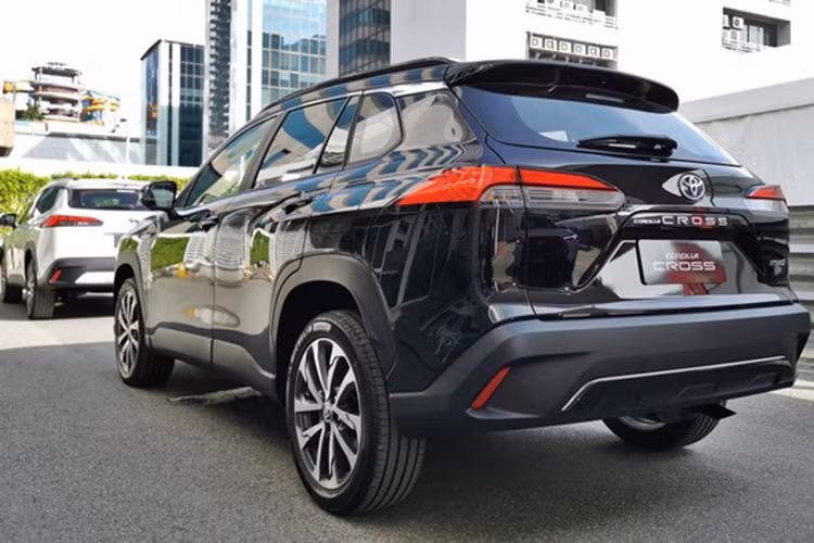 Tương tự, 2 phiên bản còn lại sẽ sử dụng động cơ đốt trong thông thường và theo như ở thị trường Thái, đây là động cơ đa nhiên liệu có dung tích 1.8L, kết hợp với hộp số biến thiên vô cấp CVT-I cho công suất tối đa 140 mã lực tại tua máy 6.000 vòng/phút và mô-men xoắn cực đại 177 Nm tại 4.000 vòng/phút.