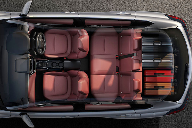 Điểm nổi bật nhất của Corolla Cross là phiên bản động cơ hybrid hoàn toàn mới kết hợp động cơ xăng 1.8L và động cơ điện cho tổng công suất 170 mã lực / 305Nm, đi kèm hộp số e-CVT, đặc biệt là công nghệ tự sạc. Chức năng này sẽ tối ưu các động năng dư thừa như: khi xe xuống dốc, tài xế đạp phanh... thì năng lượng đó được sạc vào pin. Việc chuyển đổi linh hoạt của động cơ xăng và điện được điều khiển bằng hệ thống máy tính, nhằm tối ưu hóa mức tiêu hao nhiên liệu.