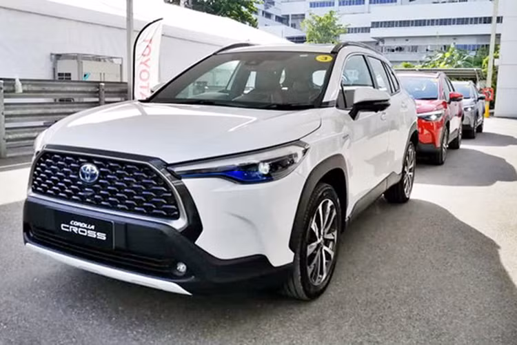 Là phiên bản gầm cao của Corolla - mẫu xe bán chạy nhất thế giới hiện nay, Toyota Corolla Cross 2021 cũng sử dụng nền tảng TNGA-C giống C-HR và trực tiếp cạnh tranh với các đối thủ như Honda CR-V, Mazda CX-5, Nissan X-Trail và Hyundai Tucson. Xe có kích thước dài x rộng x cao lần lượt là 4.460 x 1.825 x 1.620 mm, trục cơ sở đạt 2.640 mm.