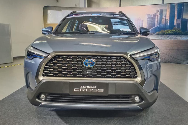 Toyota Corolla Cross tại Việt Nam sẽ được nhập khẩu nguyên chiếc từ Thái Lan và mở bán với 3 phiên bản là 1.8G, 1.8V và 1.8HV. Giá xe Toyota Corolla Cross dự kiến lần lượt là 770 - 860 - 975 triệu đồng. Khả năng cao xe sẽ chính thức được đưa ra thị trường Việt vào 15/8.