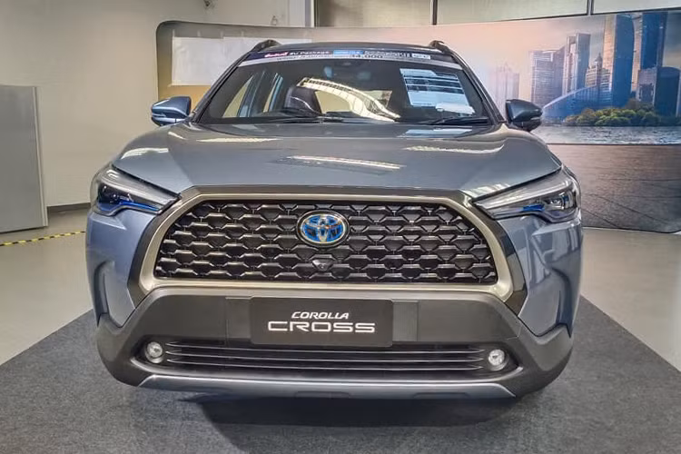 Toyota Corolla Cross tại Việt Nam sẽ được nhập khẩu nguyên chiếc từ Thái Lan và mở bán với 3 phiên bản là 1.8G, 1.8V và 1.8HV. Giá xe Toyota Corolla Cross dự kiến lần lượt là 770 - 860 - 975 triệu đồng. Khả năng cao xe sẽ chính thức được đưa ra thị trường Việt vào 15/8.