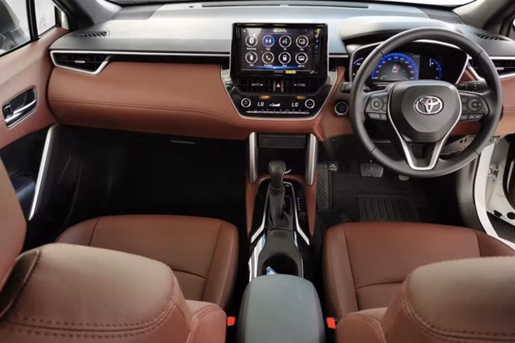 Bên trong khoang lái, Toyota Corolla Cross có màn hình cảm ứng 9 inch, kết nối Apple CarPlay và dịch vụ T-Connect của Toyota. Hệ thống âm thanh 6 loa. Các tiện nghi trên xe gồm ghế lái chỉnh điện 8 hướng, màn hình MID 7 inch sau vô-lăng, điều hòa tự động hai vùng, bệ tỳ tay ở hàng ghế sau có hộc để cốc và cổng USB, cửa gió cho hàng ghế sau, tựa lưng hàng ghế sau chỉnh góc 6 độ.