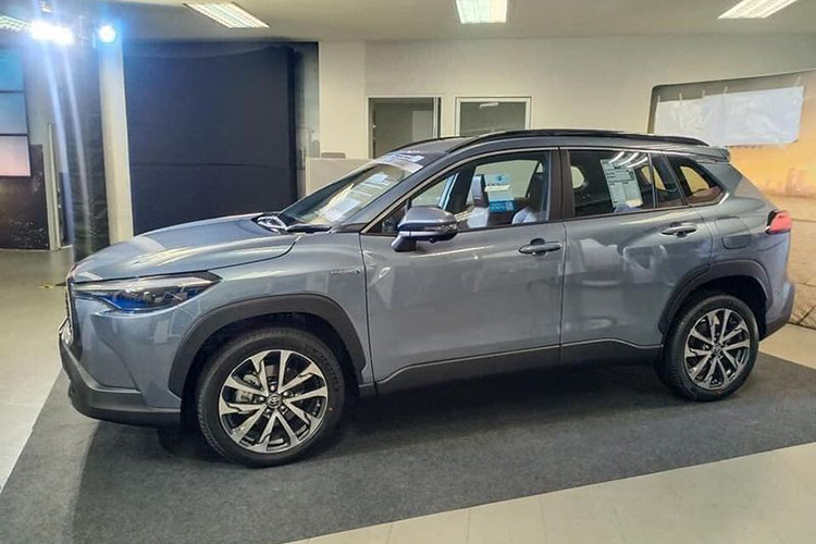 Ngay sau khi mẫu xe SUV Toyota Corolla Cross mới ra mắt thị trường Thái Lan, các đại lý chính hãng tại Việt Nam đã ồ ạt nhận đặt cọc Corolla Cross. Theo nhiều người tiêu dùng Việt nhận xét; ngay sau khi chiếc Corolla Cross ra mắt tại thị trường Đông Nam Á, họ rất thích thú với mẫu xe này, một phần bởi vì giá xe rất hợp lý.