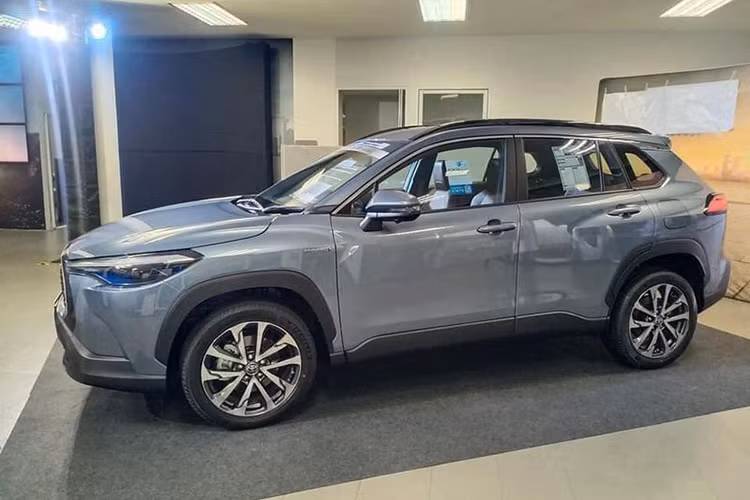 Ngay sau khi mẫu xe SUV Toyota Corolla Cross mới ra mắt thị trường Thái Lan, các đại lý chính hãng tại Việt Nam đã ồ ạt nhận đặt cọc Corolla Cross. Theo nhiều người tiêu dùng Việt nhận xét; ngay sau khi chiếc Corolla Cross ra mắt tại thị trường Đông Nam Á, họ rất thích thú với mẫu xe này, một phần bởi vì giá xe rất hợp lý.