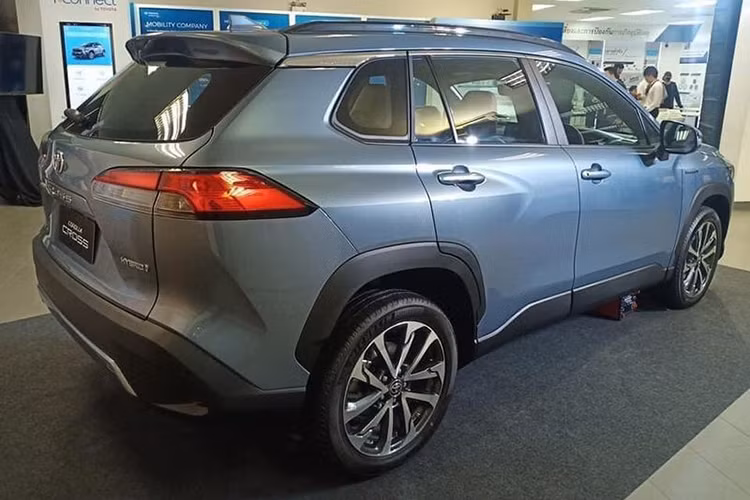 Ở thiết kế, Toyota Corolla Cross được phát triển dựa trên cơ sở gầm bệ của Corolla. Ngoại hình xe gây ấn tượng với kiểu dáng kết hợp đường cong và đường gân cơ bắp. Xe sử dụng đèn LED thiết kế đẹp mắt, dải đèn LED và đèn sương mù đều có trên mẫu xe SUV mới này. 