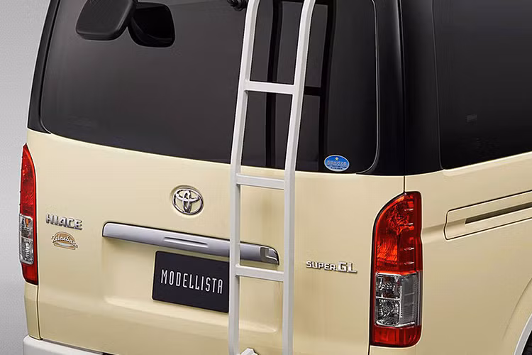 Cả ba phiên bản màu của mẫu xe này đều được sơn đen bên ngoài các ô cửa kéo dài xuống nắp ca-pô phía trước tạo hình chữ ”V” với hai thanh nẹp màu bạc ở hai bên. Cản trước và sau của xe đều được sơn màu trắng.