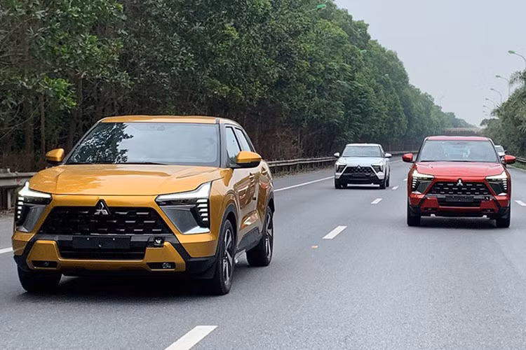  Mitsubishi Xforce: 1.821 xe Mitsubishi Xforce với doanh số bán ra 1.821 xe, giảm 27,3% so với tháng 8 (với 2.504 xe. Kết quả này khiến Xforce tụt 3 bậc xuống vị trí thứ trong Top 10 ôtô bán chạy nhất tháng. Cộng dồn doanh số trong 9 tháng đầu năm, đã có 9.963 xe Xforce được bán ra thị trường và đứng thứ ba sau Mitsubishi Xpander và Ford Ranger. Xe có 4 phiên bản là GLX, Exceed, Premium và Ultimate với giá bán từ 599-705 triệu đồng. 