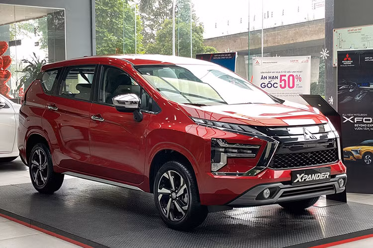  Mitsubishi Xpander: 2.688 xe Tháng 9 vừa qua, Mitsubishi Xpander bán chạy nhất Việt Nam được 2.688 xe, tăng gấp 2,6 lần so với tháng trước (1.003 chiếc). Đây chính là tháng có doanh số cao nhất của Xpander trong năm 2024. Cộng dồn doanh số từ đầu năm đến nay, đã có 12.956 xe Xpander được bán ra thị trường. Tại Việt Nam, Mitsubishi Xpander được phân phối với 3 phiên bản là MT, AT, AT Premium với giá bán từ 560-658 triệu đồng. 