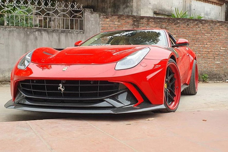 Để hoàn thành bản độ Ferrari F12 Berlinetta độc nhất vô nhị tại Việt Nam, chủ nhân còn trang bị cho siêu xe này bộ mâm mới của hãng HRE với tông màu đen bóng kết hợp cùng viền ngoài la-zăng có màu đỏ làm điểm nhấn. Trước đó, chiếc siêu xe Ferrari F12 Berlinetta này từng gắn bộ mâm đa chấu sơn màu bạc cũng của HRE.