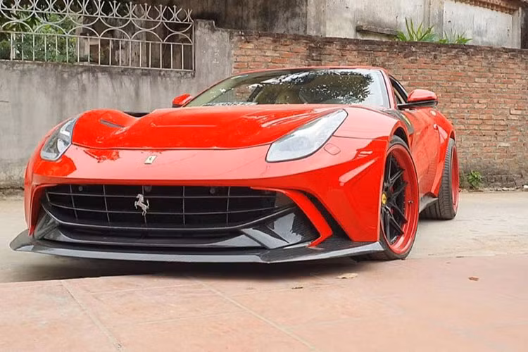 Để hoàn thành bản độ Ferrari F12 Berlinetta độc nhất vô nhị tại Việt Nam, chủ nhân còn trang bị cho siêu xe này bộ mâm mới của hãng HRE với tông màu đen bóng kết hợp cùng viền ngoài la-zăng có màu đỏ làm điểm nhấn. Trước đó, chiếc siêu xe Ferrari F12 Berlinetta này từng gắn bộ mâm đa chấu sơn màu bạc cũng của HRE.