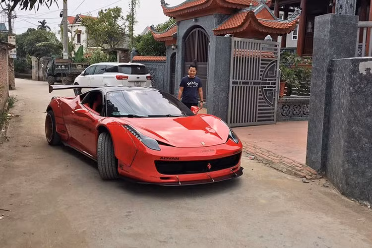 Điểm thú vị chính là bộ đôi siêu xe Ferrari độ độc nhất Việt Nam có biển số gần giống hệt nhau. Ngoài ra, cả hai chiếc siêu xe Ferrari độ độc nhất Việt Nam này đều có ngoại thất xe có màu đỏ. Trong đó, màu sơn này của Ferrari 458 Italia độ Liberty Walk và Ferrari F12 Berlinetta độ Duke Dynamics đều do thợ Việt Nam pha màu và sơn lại.