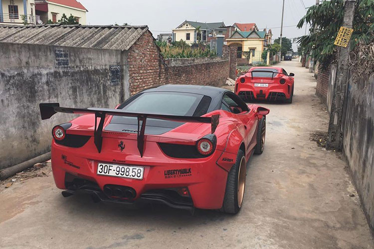Sự có mặt của siêu xe Ferrari F12 Berlinetta mang gói độ siêu hiếm Duke Dynamics chỉ có đúng 15 bộ body kit trên thế giới cùng Ferrari 458 Italia độ Liberty Walk độc nhất Việt Nam trên các con đường làng của xã Thái Tân, huyện Nam Sách, tỉnh Hải Dương đã gây choáng không ít người dân cũng như giới mê xe.