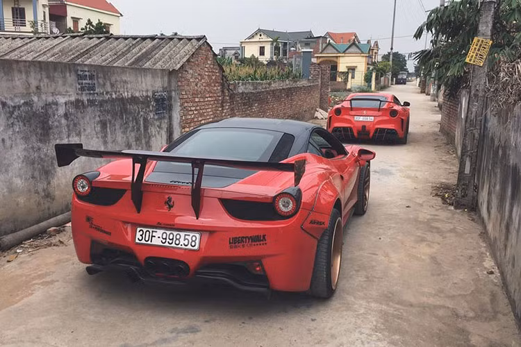 Sự có mặt của siêu xe Ferrari F12 Berlinetta mang gói độ siêu hiếm Duke Dynamics chỉ có đúng 15 bộ body kit trên thế giới cùng Ferrari 458 Italia độ Liberty Walk độc nhất Việt Nam trên các con đường làng của xã Thái Tân, huyện Nam Sách, tỉnh Hải Dương đã gây choáng không ít người dân cũng như giới mê xe.
