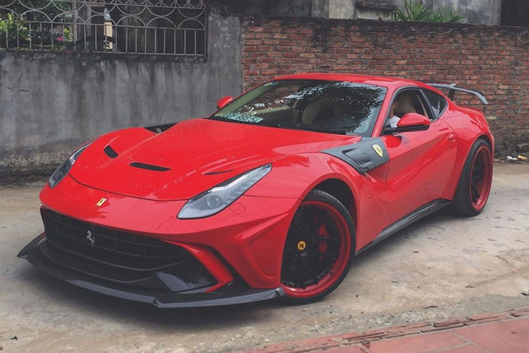 Về phần chiếc siêu xe Ferrari 458 Italia độ Liberty Walk ngoài các chi tiết bằng sợi carbon, nó còn được trang bị bộ mâm Forgiato đi kèm lốp Firelli, phuộc hơi nâng hạ gầm của Air Fex và ống xả FI... xesử dụng động cơ V8, dung tích 4.5 lít, sản sinh công suất tối đa 570 mã lực và mô-men xoắn cực đại 540 Nm. Kết hợp cùng hộp số ly hợp kép 7 cấp, siêu xe Ferrari 458 Italia mất khoảng thời gian 3,4 giây để tăng tốc từ vị trí xuất phát lên 100 km/h trước khi đạt tốc độ tối đa khoảng 325 km/h.