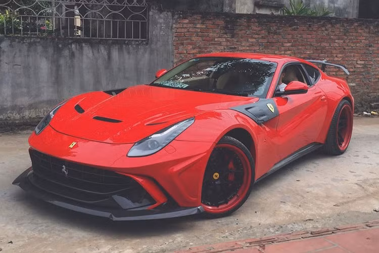 Về phần chiếc siêu xe Ferrari 458 Italia độ Liberty Walk ngoài các chi tiết bằng sợi carbon, nó còn được trang bị bộ mâm Forgiato đi kèm lốp Firelli, phuộc hơi nâng hạ gầm của Air Fex và ống xả FI... xesử dụng động cơ V8, dung tích 4.5 lít, sản sinh công suất tối đa 570 mã lực và mô-men xoắn cực đại 540 Nm. Kết hợp cùng hộp số ly hợp kép 7 cấp, siêu xe Ferrari 458 Italia mất khoảng thời gian 3,4 giây để tăng tốc từ vị trí xuất phát lên 100 km/h trước khi đạt tốc độ tối đa khoảng 325 km/h.