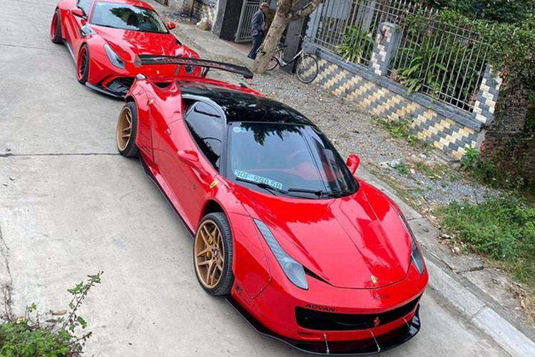 Cuối tuần vừa qua, bộ đôi siêu xe Ferrari 458 độ Liberty Walk cùng Ferrari F12berlinetta độ Duke Dynamics bất ngờ xuất hiện xã Thái Tân, huyện Nam Sách, tỉnh Hải Dương. Nơi đây chính là quê gốc của đại gia siêu xe quận 12, TP HCM - Hoàng Kim Khánh, người sở hữu bộ sưu tập siêu xe và xe siêu sang đáng nể toàn mua theo diện chính hãng ở Việt Nam.
