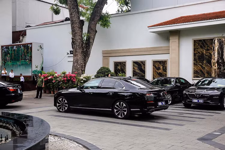 Theo thỏa thuận, hãng xe Việt sẽ lần lượt bàn giao 393 xe ôtô Vinfast mới từ nay đến tháng 9/2020 cho Tiểu ban Vật chất – Hậu cần – Ủy ban Quốc gia ASEAN 2020 sử dụng để đưa đón đại biểu trong suốt thời gian đến Việt Nam tham dự Hội nghị.