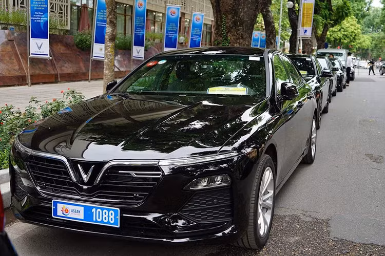 Các lái xe phục vụ cho Hội nghị cấp cao ASEAN 2020 do Tiểu ban Vật chất – Hậu cần huy động từ Bộ Quốc phòng sẽ đảm nhận. Trước khi bàn giao xe, VinFast đã tổ chức các khóa tập huấn lý thuyết và thực hành cho các lái xe, nhằm đảm bảo việc chuyên chở đại biểu được thực hiện an toàn, thuận lợi.