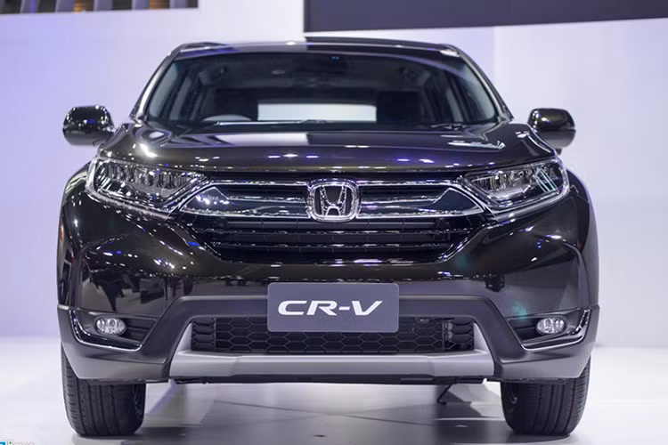Nâng cấp động cơ, gia tăng tiện ích, thay đổi thiết kế, Honda CR-V thế hệ thứ 5 còn được trang bị các tính năng tiên tiến khác như: Hệ thống cảnh báo chống buồn ngủ (Driver Attention Monitor), Cửa sổ trời toàn cảnh Panorama, Chế độ giữ phanh tự động, Cốp điện tự động và Hệ thống hỗ trợ đánh lái chủ động (AHA)...