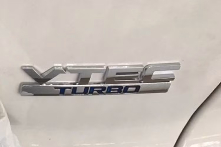 Ngoài ra, kể từ thế hệ mới, Honda CR-V sẽ được nhập khẩu nguyên chiếc từ Thái Lan thay vì lắp ráp trong nước như phiên bản 5 chỗ vừa có cuộc "đại hạ giá" gây sốt. Đây cũng là lý do vì sao xe di chuyển với tấm biển tạm T15 (Hải Phòng) thay vì T88 (Vĩnh Phúc) như trước kia. 