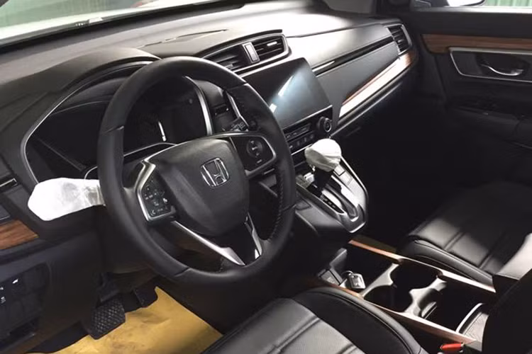 Bên trong, kiến trúc tổng thể của khoang cabin vẫn giữ phong cách quen thuộc, thay đổi lớn nhất bên trong nội thất chính là việc bổ sung thêm hàng ghế thứ 3. Việc xuất hiện thêm một hàng ghế khiến Honda phải tinh chỉnh lại cách sắp xếp vị trí hàng ghế thứ 2, theo đó hàng ghế này có thể trượt lên xuống, gập linh hoạt để tạo lối đi cho người ra vào hàng ghế thứ 3.