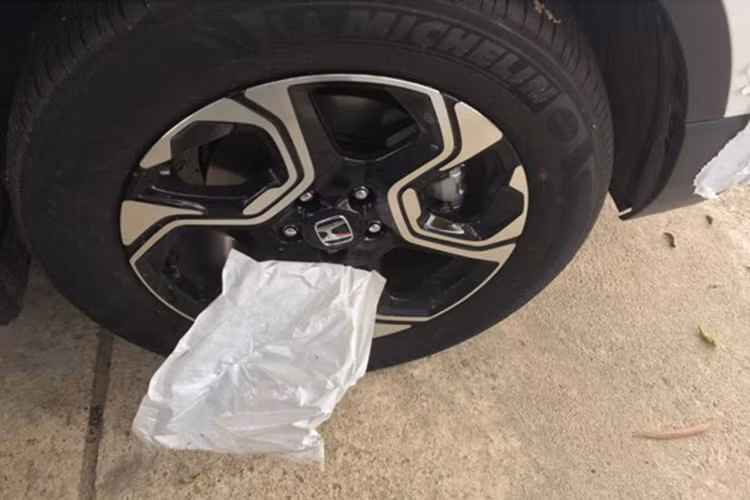 Thay đổi đáng kể ở ngoại thất còn tới từ đuôi xe khi dáng vẻ "lưng gù" gây tranh cãi ở thế hệ trước được loại bỏ. Thay vào đó, Honda CR-V 7 chỗ cứng cáp và vuông vức hơn. Mâm xe được tái thiết kế không có gì thay đổi lớn so với phiên bản 5 chỗ đang bán ra tại thị trường Việt Nam.