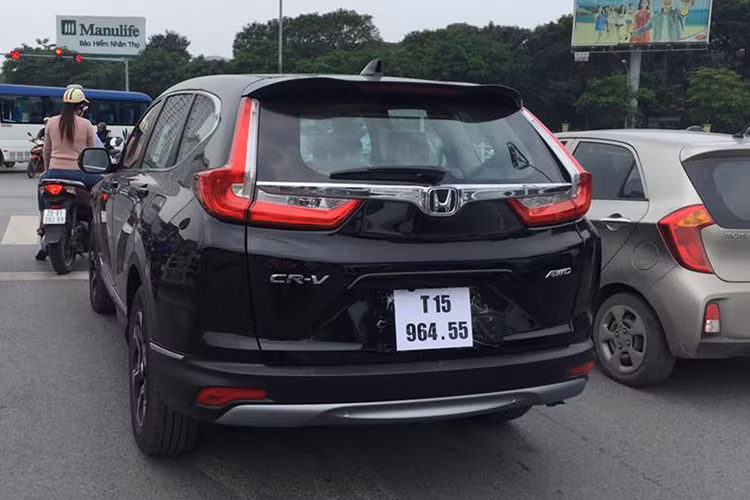 Theo những thông tin được đăng tải trên mạng xã hội vào hôm nay, mẫu xe Honda CR-V 7 chỗ mới sắp ra mắt tại Việt Nam sẽ có 3 phiên bản CR-V 1.5 E, 1.5 G, 1.5 TOP. Mẫu xe được bắt gặp taị Hà Nội có màu sơn đen và ký hiệu AWD – phiên bản dẫn động 4 bánh toàn thời gian.