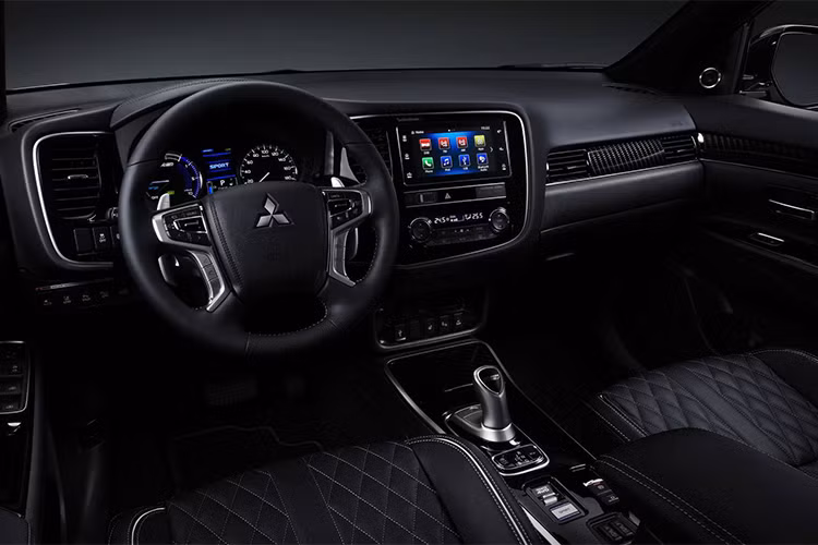 Về nội thất, xe được trang bị ghế da, vô-lăng điều chỉnh 4 hướng và tích hợp nhiều phím chức năng. Hàng ghế trước sở hữu chế độ sưởi ghế, trang bị hệ thống điều hoà độc lập cho hàng ghế sau... Các chi tiết được nâng cấp, làm mới mượt mà và sang trọng hơn so với phiên bản trước đó.