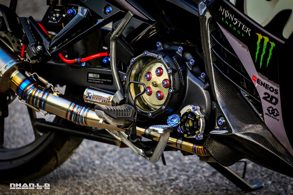 Toàn bộ ốc trên chiếc xe Yamaha Exciter độ khủng này đều mang thương hiệu Proti hoặc làm bằng titan. Lốc nồi trong suốt SPM để lộ ra vẻ đẹp của bộ nồi khi hoạt động. Cổ ống xả của xe cũng được độ với phong cách titan cá tính.