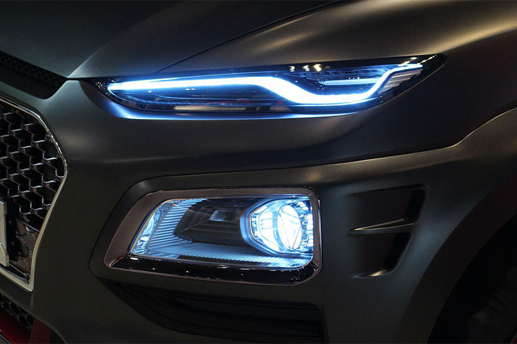Thiết kế cụm đèn pha của Kona phiên bản đặc biệt này được Hyundai tinh chỉnh lại ấn tượng hơn đôi chút với tạo hình giống đôi mắt bộ giáp Người Sắt nhất là khi xe chạy ban ngày. Các chi tiết màu đỏ bầm cũng được bổ sung để tạo thêm phong cách “người sắt” cho chiếc xe.