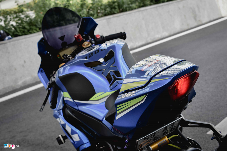 Yên sau solo một người ngồi thường được thấy trên các mẫu MotoGP giúp cắt giảm trọng lượng và cải thiện tính khí động học được thiết kế như trên mẫu GSX RR. Gác chân sau được loại bỏ.