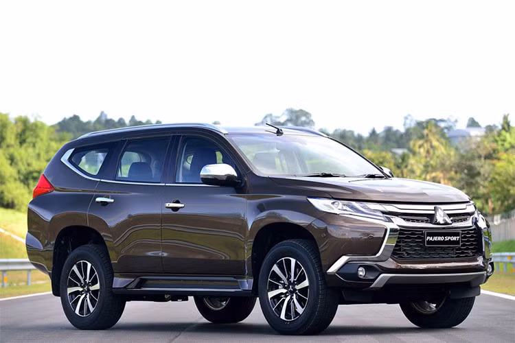 Theo đó, Pajero Sport được các nhân viên kinh doanh xe Mitsubishi tại Việt Nam “báo giá” cho khách hàng như sau: bản 3.0L máy xăng 4x4AT giá 1 tỷ 263 triệu, bản 3.0L máy xăng 4x4AT STD giá 1 tỷ 183 triệu, bản 3.0L máy xăng 4x2AT giá 1 tỷ 173 triệu, bản 3.0L máy xăng 4x2AT STD giá 1 tỷ 093 triệu, bản 2.4 máy dầu diesel 4x2AT giá 1 tỷ 063 triệu.