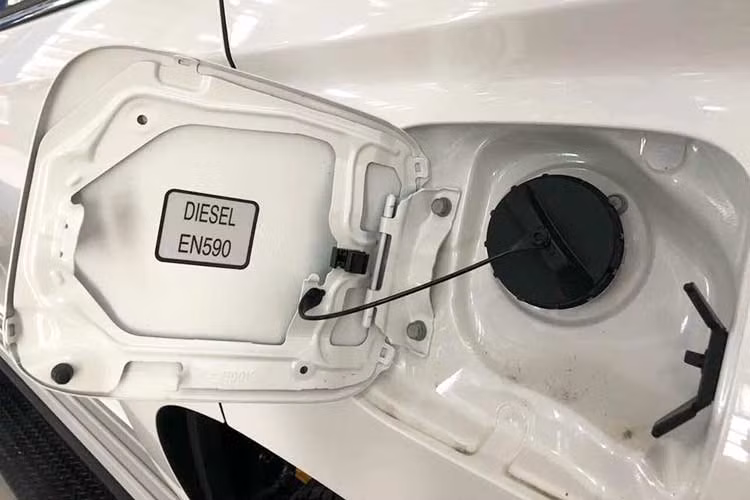 Đáng chú ý nhất sẽ là phiên bản máy dầu số tự động có giá bán rẻ nhất trong dãy sản phẩm, cạnh tranh trực tiếp với "đối thủ đồng hương" Toyota Fortuner bản máy dầu 2.4 số tự động hiện đang rất “hot” trên thị trường, khi người mua phải bỏ thêm tiền mua phụ kiện mới được nhận xe sớm.