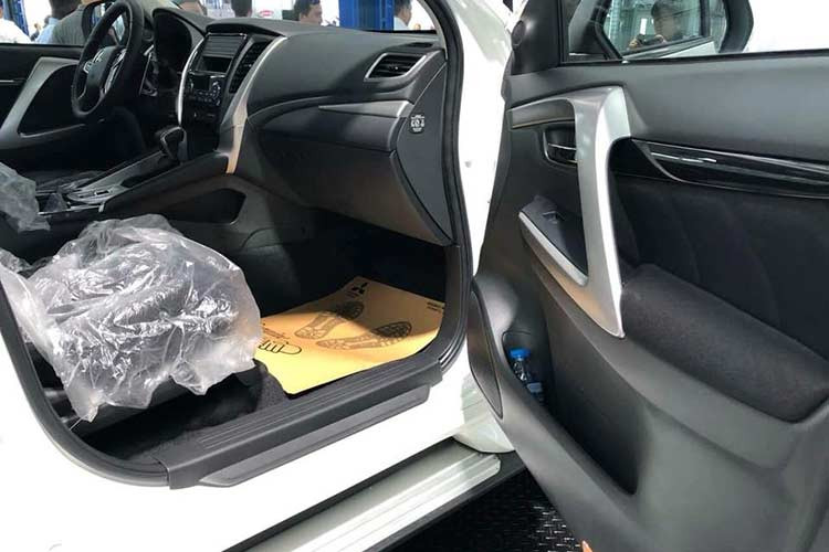 Các trang bị dự kiến có mặt trên Pajero Sport máy dầu sẽ là phanh tay điện tử, Cruise Control và lẫy sang số trên vô lăng, hệ thống giải trí DVD, khởi hành ngang dốc, chìa khóa thông minh và khởi động bằng nút bấm.