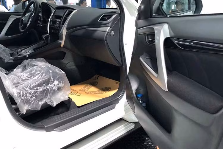 Các trang bị dự kiến có mặt trên Pajero Sport máy dầu sẽ là phanh tay điện tử, Cruise Control và lẫy sang số trên vô lăng, hệ thống giải trí DVD, khởi hành ngang dốc, chìa khóa thông minh và khởi động bằng nút bấm.