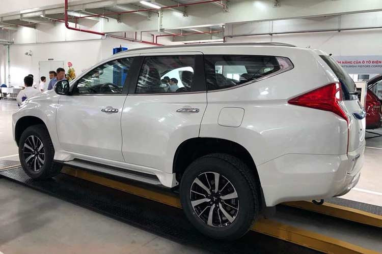 Trong lô xe sắp tới của Mitsubishi Pajero Sport máy dầu mới được nhập khẩu về thị trường Việt Nam có khá nhiều phiên bản khác nhau, trong đó có 4 phiên bản máy xăng và 1 phiên bản máy dầu. Tất cả các phiên bản đều sử dụng hộp số tự động nhằm cạnh tranh với các đối thủ.