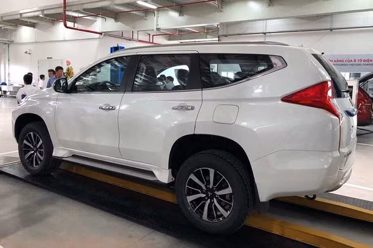 Trong lô xe sắp tới của Mitsubishi Pajero Sport máy dầu mới được nhập khẩu về thị trường Việt Nam có khá nhiều phiên bản khác nhau, trong đó có 4 phiên bản máy xăng và 1 phiên bản máy dầu. Tất cả các phiên bản đều sử dụng hộp số tự động nhằm cạnh tranh với các đối thủ.