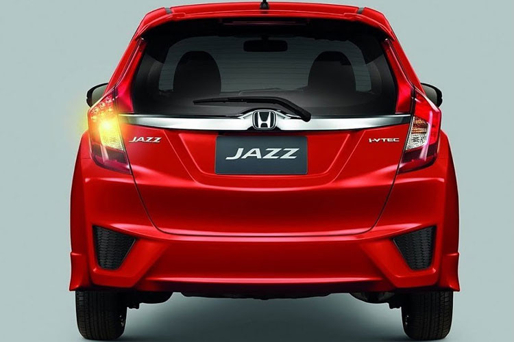 Honda Jazz 2018 tại Ấn Độ sẽ có 2 tùy chọn về cấu hình động cơ, khác biệt so với thị trường Việt Nam: Động cơ xăng 1.2L i-VTEC cho công suất 89 mã lực và mô-men xoắn 110Nm, đi kèm với động cơ này là tùy chọn hộp số sàn 5 cấp hoặc số vô cấp CVT. Động cơ diesel 1.5L i-DTEC cho công suất 97 mã lực và mô-men xoắn 200Nm, chỉ được trang bị một tùy chọn hộp số sàn 6 cấp tiêu chuẩn.