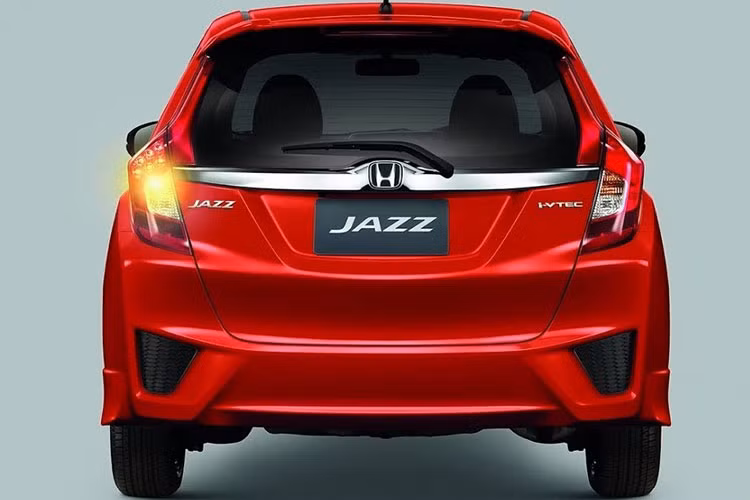 Honda Jazz 2018 tại Ấn Độ sẽ có 2 tùy chọn về cấu hình động cơ, khác biệt so với thị trường Việt Nam: Động cơ xăng 1.2L i-VTEC cho công suất 89 mã lực và mô-men xoắn 110Nm, đi kèm với động cơ này là tùy chọn hộp số sàn 5 cấp hoặc số vô cấp CVT. Động cơ diesel 1.5L i-DTEC cho công suất 97 mã lực và mô-men xoắn 200Nm, chỉ được trang bị một tùy chọn hộp số sàn 6 cấp tiêu chuẩn.