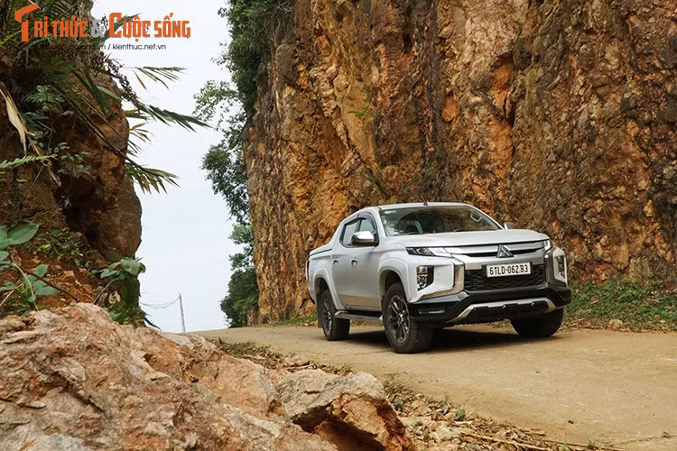 Mitsubishi Triton tại Việt Nam có doanh số tăng trưởng dương so với tháng 4. Với 329 xe giao đến tay khách hàng (tăng 7,2%), Mitsubishi Triton tụt xuống vị trí thứ 3, nhường lại vị trí thứ 2 cho Hilux. Suốt 5 tháng đầu năm, Mitsubishi Triton đã giao đến tay khách hàng 1.087 xe, tăng khoảng 32% so với cùng kỳ năm ngoái (823 xe).