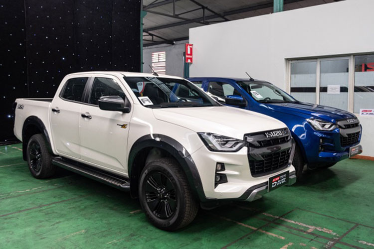 Isuzu D-Max thế hệ mới ra mắt khách Việt cách đây không lâu với 3 phiên bản, giảm 1 phiên bản so với đội hình cũ, giá xe dao động từ 630 - 850 triệu đồng. Những tháng tiếp theo, doanh số phân khúc xe bán tải vẫn bị Ford Ranger chi phối bởi mẫu xe này đang giữ khoảng cách khá xa so với các đối thủ. Sự thay đổi có lẽ chỉ xảy ra ở những vị trí còn lại.