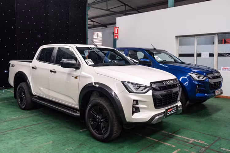 Isuzu D-Max thế hệ mới ra mắt khách Việt cách đây không lâu với 3 phiên bản, giảm 1 phiên bản so với đội hình cũ, giá xe dao động từ 630 - 850 triệu đồng. Những tháng tiếp theo, doanh số phân khúc xe bán tải vẫn bị Ford Ranger chi phối bởi mẫu xe này đang giữ khoảng cách khá xa so với các đối thủ. Sự thay đổi có lẽ chỉ xảy ra ở những vị trí còn lại.