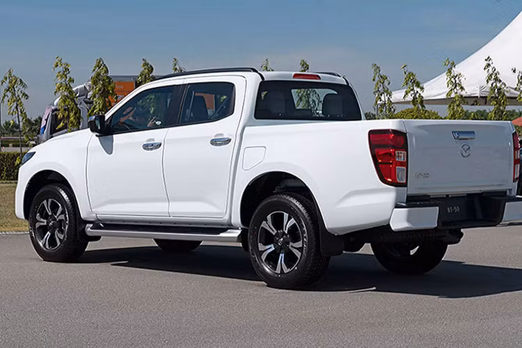 Tổng doanh số 5 tháng đầu năm của mẫu xe này đạt 568 xe, tăng 8% so với cùng kỳ năm ngoái (526 xe). Mazda BT-50 có 4 phiên bản, phân phối tại Việt Nam dưới dạng xe nhập khẩu nguyên chiếc từ Thái Lan, giá niêm yết nằm trong khoảng 569 - 749 triệu đồng.