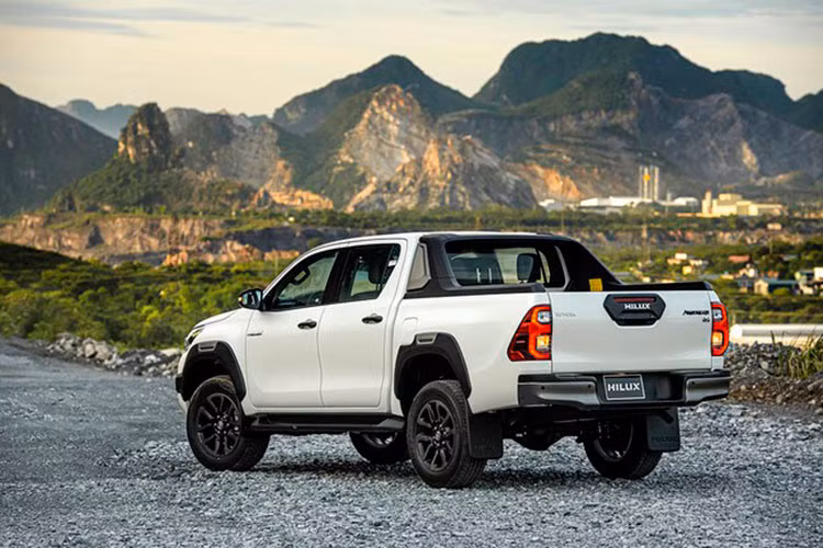 Lũy kế 5 tháng đầu năm của Toyota Hilux tại Việt Nam đạt 1.440 xe, tăng 67% so với cùng kỳ năm ngoái (862 xe). Mitsubishi Triton 2021 cũng là xe nhập khẩu từ Thái Lan, hưởng ưu đãi thuế. Xe có 4 phiên bản, giá dao động từ 628 - 913 triệu đồng.